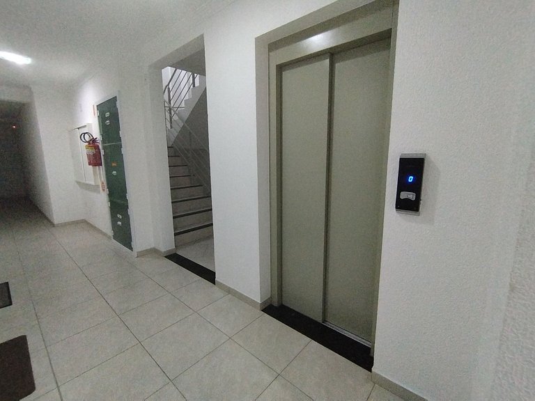 Amplo apartamento, pertinho da Praia de Bombas - 3 dorms 8 p