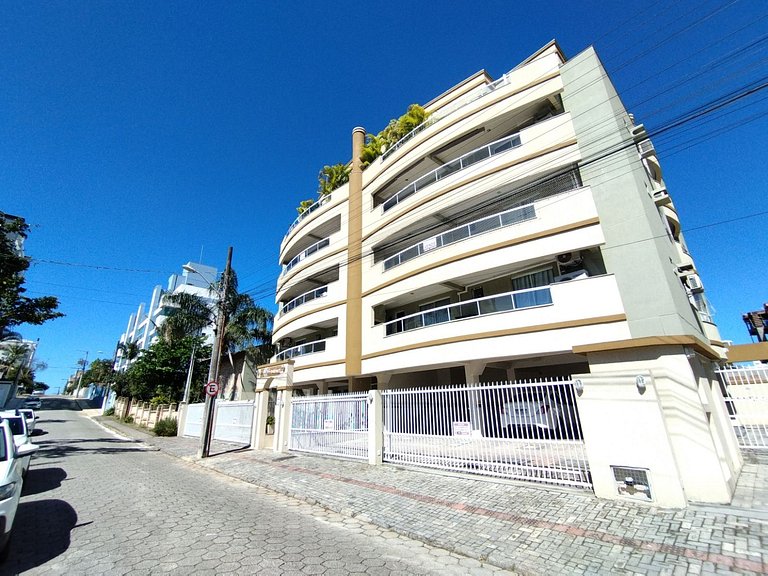 Apartamento 400m da Praia de Bombas - 2 dorms 6 pessoas