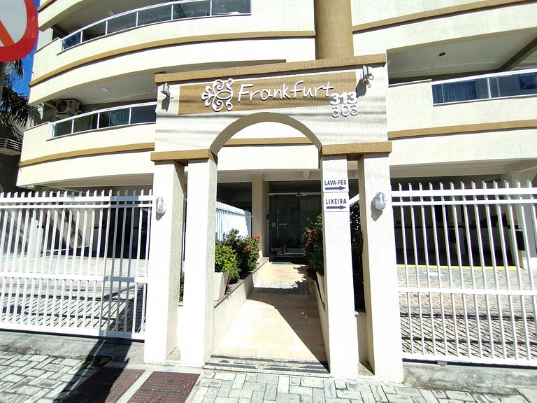 Apartamento 400m da Praia de Bombas - 2 dorms 6 pessoas