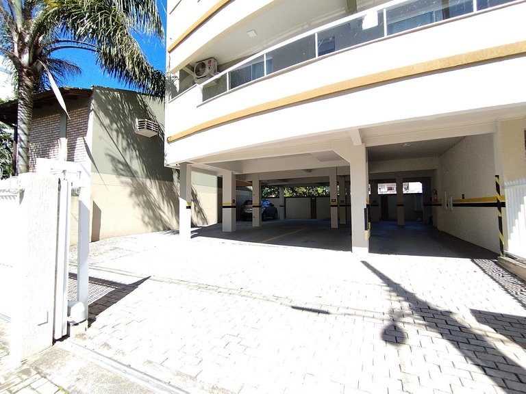 Apartamento 400m da Praia de Bombas - 2 dorms 6 pessoas