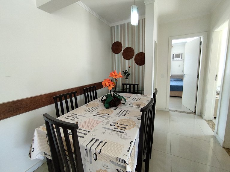 Apartamento 400m da Praia de Bombas - 2 dorms 6 pessoas