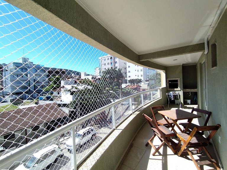 Apartamento 400m da Praia de Bombas - 2 dorms 6 pessoas