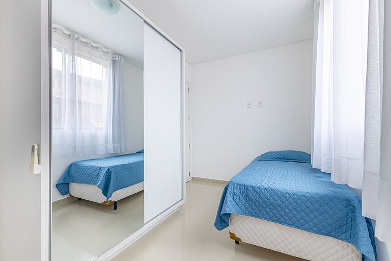 Amplo apartamento, pertinho da Praia de Bombas - 3 dorms 8 p