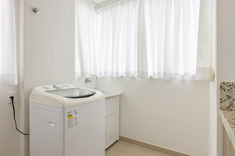 Amplo apartamento, pertinho da Praia de Bombas - 3 dorms 8 p