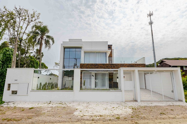 Maravilhosa casa alto padrão na praia de Zimbros