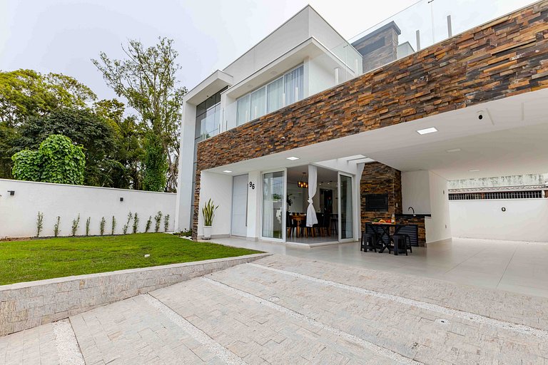 Maravilhosa casa alto padrão na praia de Zimbros