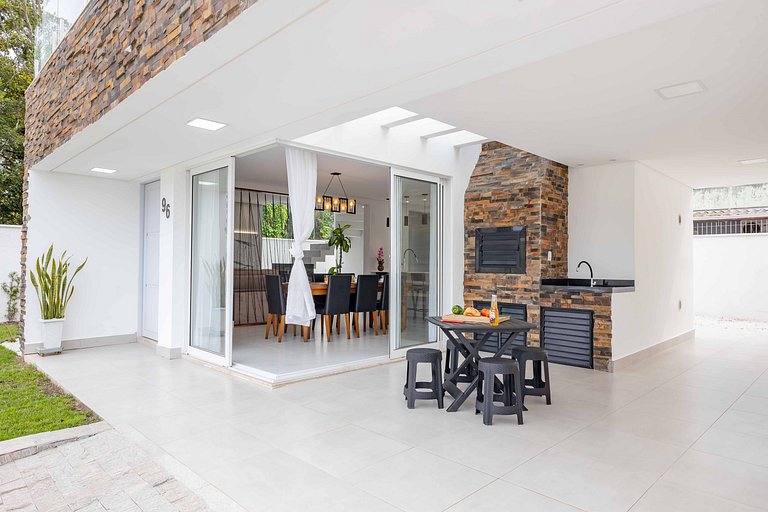 Maravilhosa casa alto padrão na praia de Zimbros