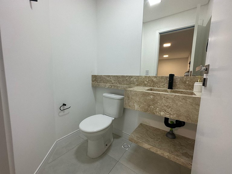 Apartamento 2 suites a poucos passos da avenida principal.