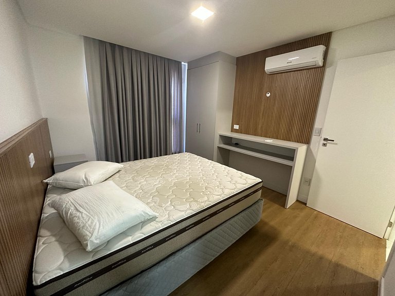 Apartamento 2 suites a poucos passos da avenida principal.