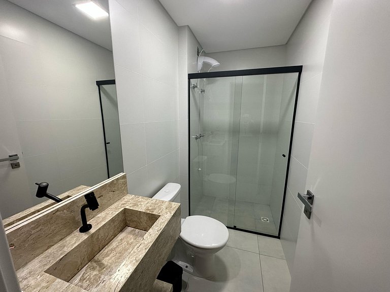 Apartamento 2 suites a poucos passos da avenida principal.