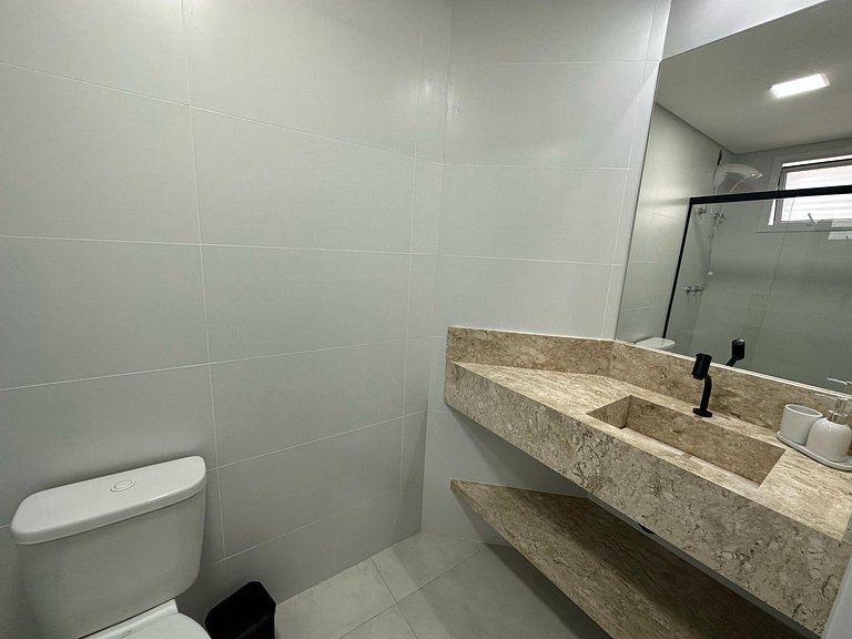 Apartamento 2 suites a poucos passos da avenida principal.