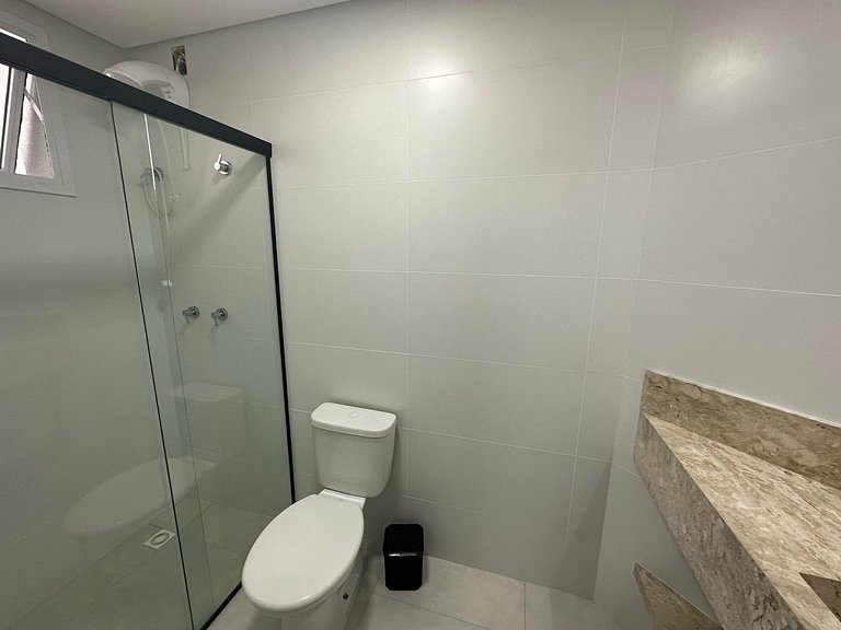 Apartamento 2 suites a poucos passos da avenida principal.