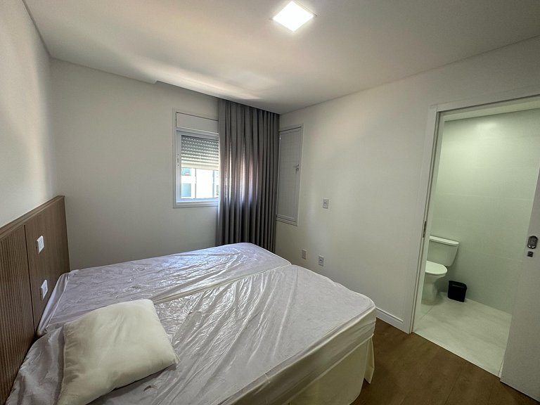 Apartamento 2 suites a poucos passos da avenida principal.