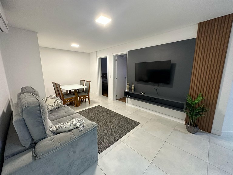 Apartamento 2 suites a poucos passos da avenida principal.