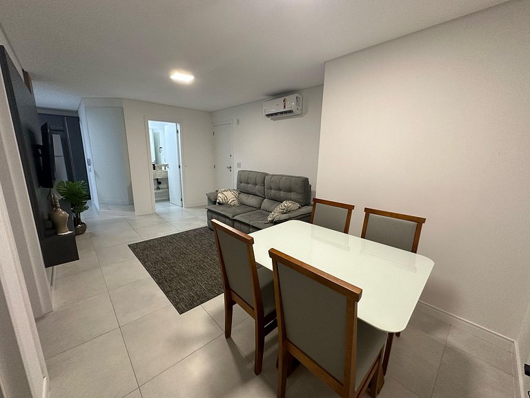 Apartamento 2 suites a poucos passos da avenida principal.