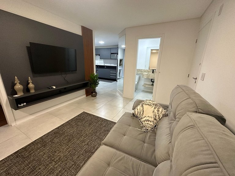 Apartamento 2 suites a poucos passos da avenida principal.