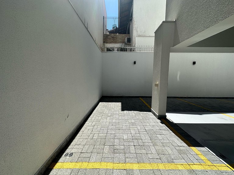 Apartamento 2 suites a poucos passos da avenida principal.