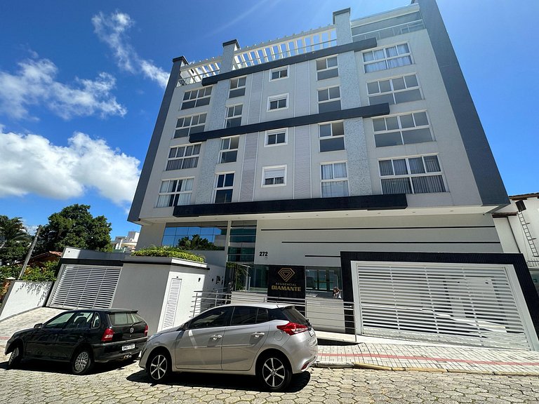 Apartamento 2 suites a poucos passos da avenida principal.