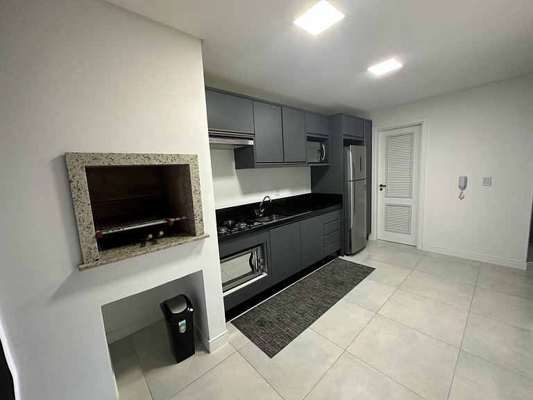 Apartamento 2 suites a poucos passos da avenida principal.