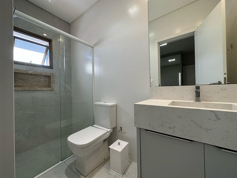 Apartamento com vista para praia a poucos metros da avenida