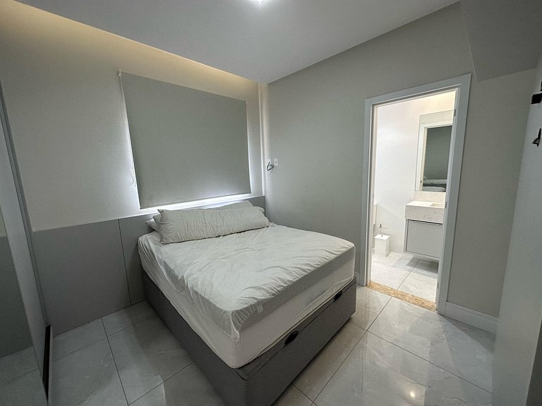 Apartamento com vista para praia a poucos metros da avenida