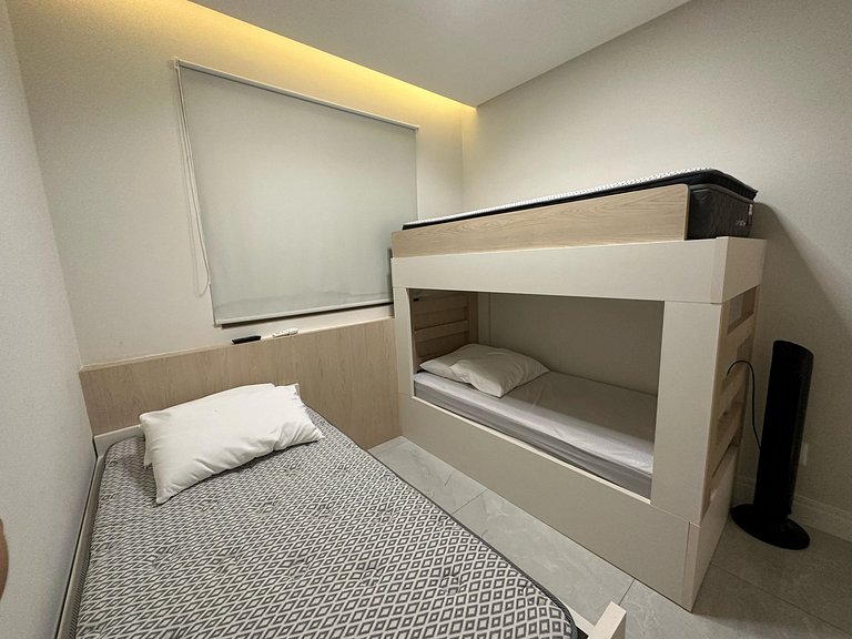 Apartamento com vista para praia a poucos metros da avenida