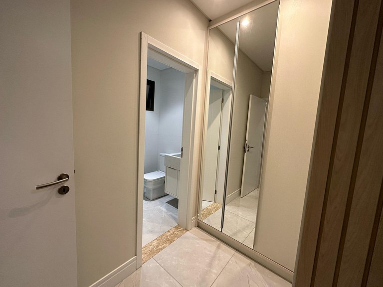 Apartamento com vista para praia a poucos metros da avenida