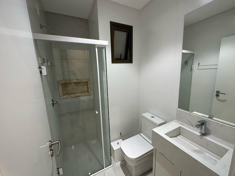 Apartamento com vista para praia a poucos metros da avenida