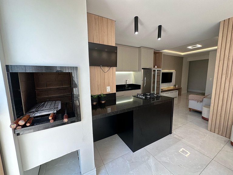 Apartamento com vista para praia a poucos metros da avenida