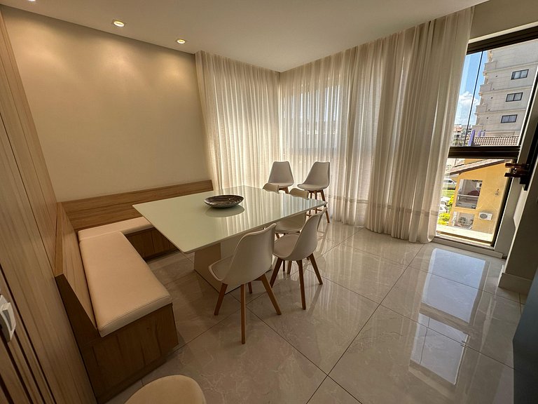 Apartamento com vista para praia a poucos metros da avenida