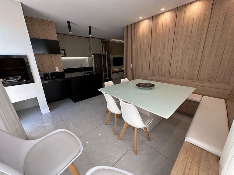 Apartamento com vista para praia a poucos metros da avenida