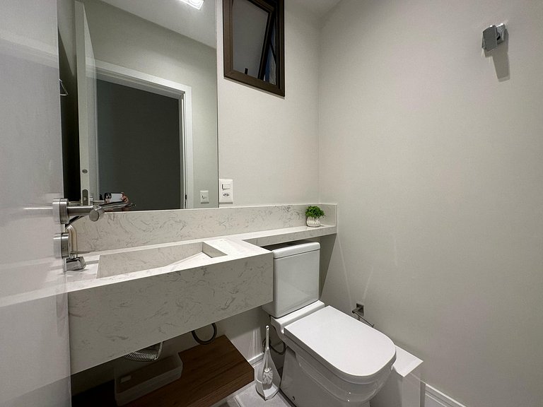 Apartamento com vista para praia a poucos metros da avenida