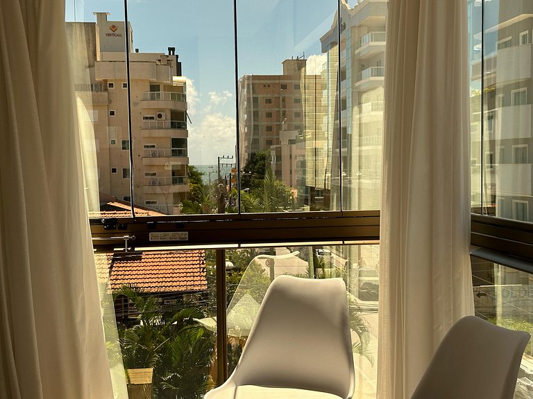 Apartamento com vista para praia a poucos metros da avenida