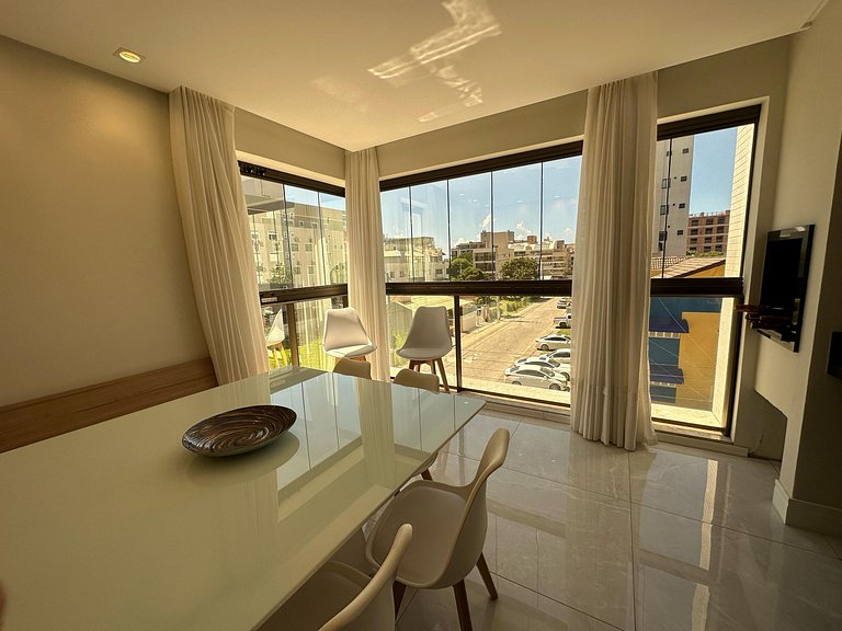 Apartamento com vista para praia a poucos metros da avenida